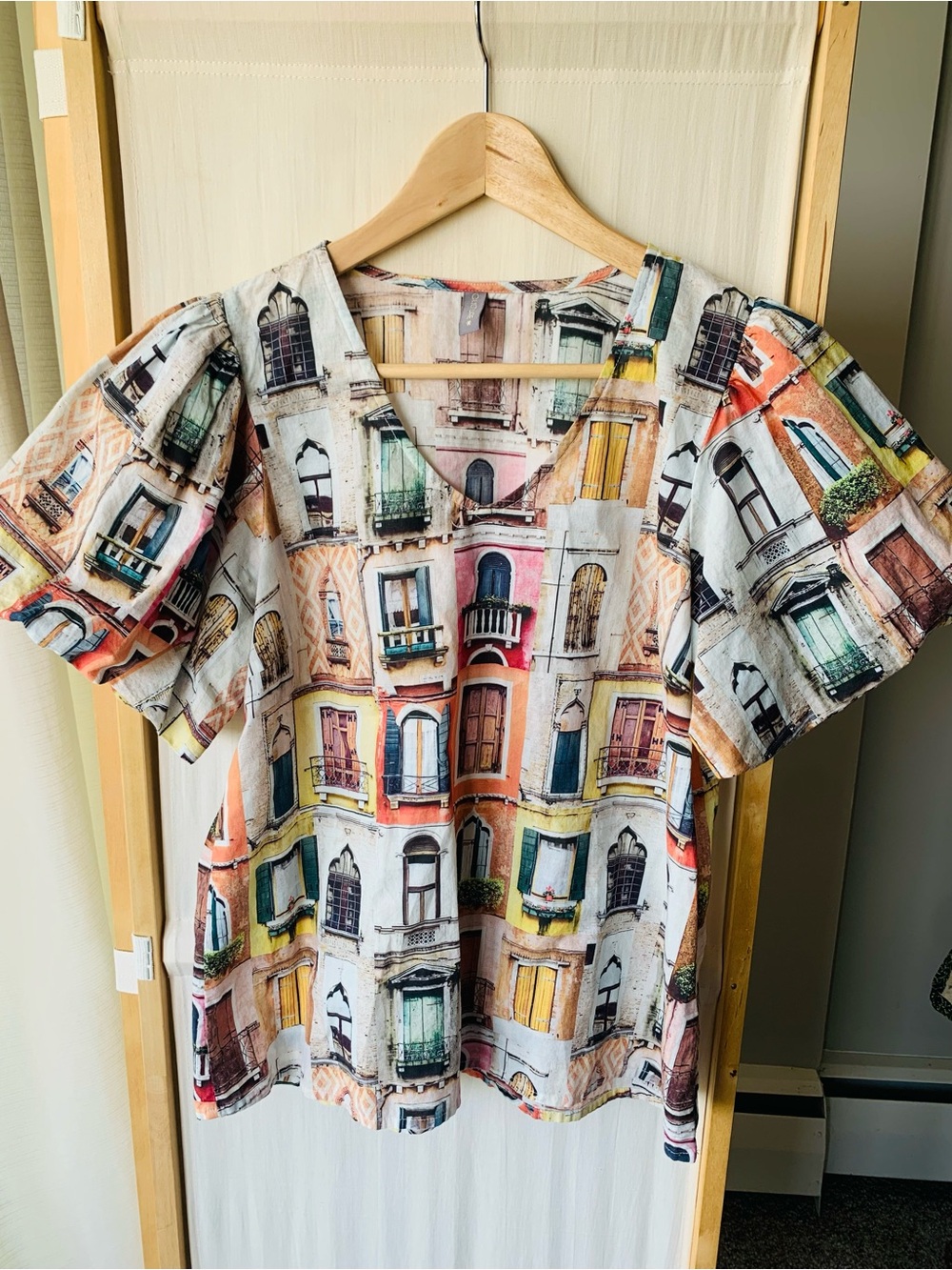 Balloon Sleeve Cotton Top With Colourful Door Images by Culture Size Small